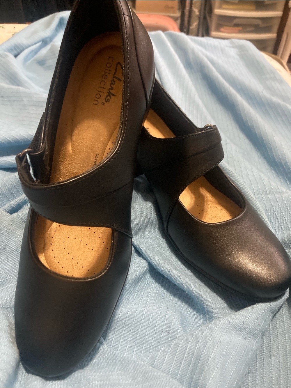 Clarks black leather Emslie Lulin Pump in women' s size US 9 Wide (UK 6.5 E)